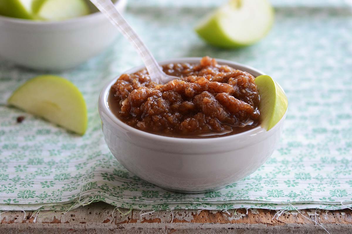 white bowl with fake applesauce made with zucchini and cinnamon