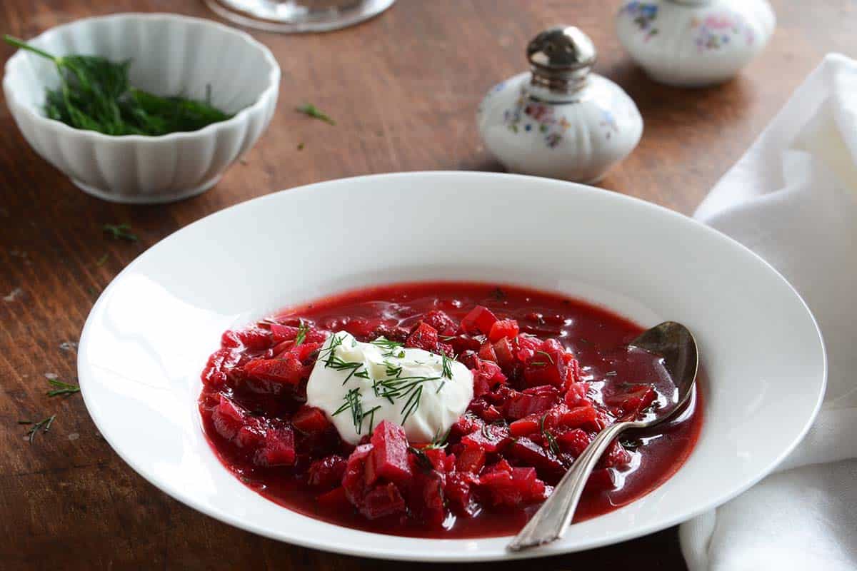 borscht soup in bowl with sour cream and dill