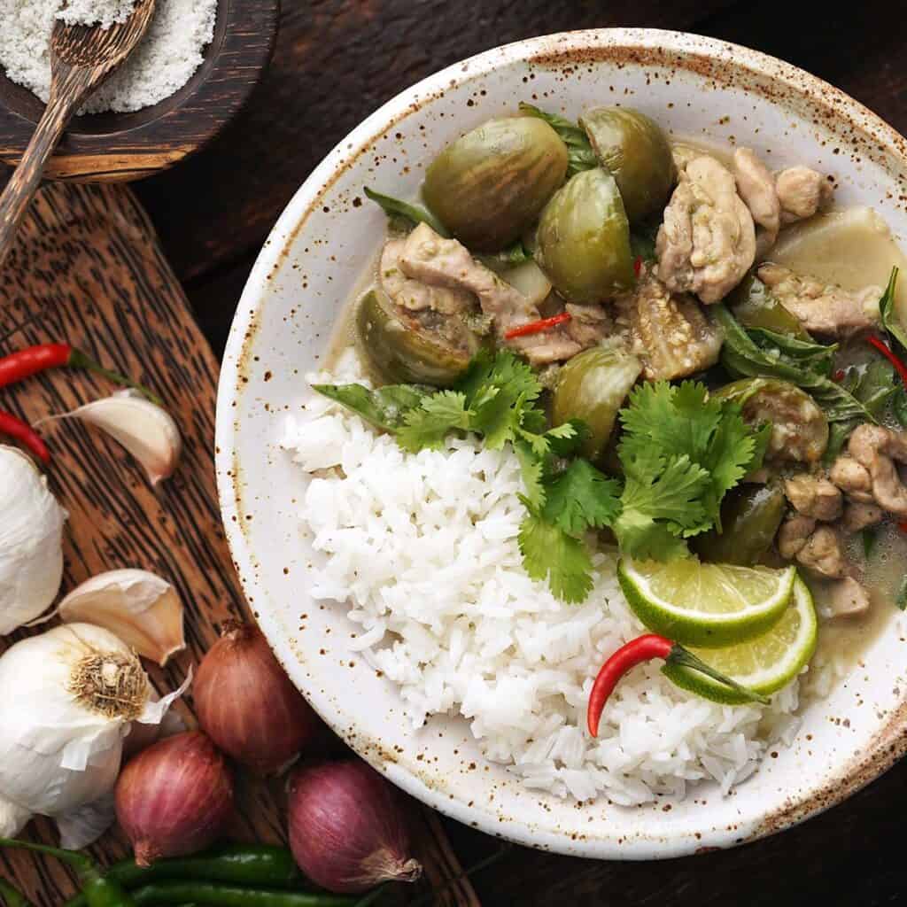 thai green curry with chicken featured image