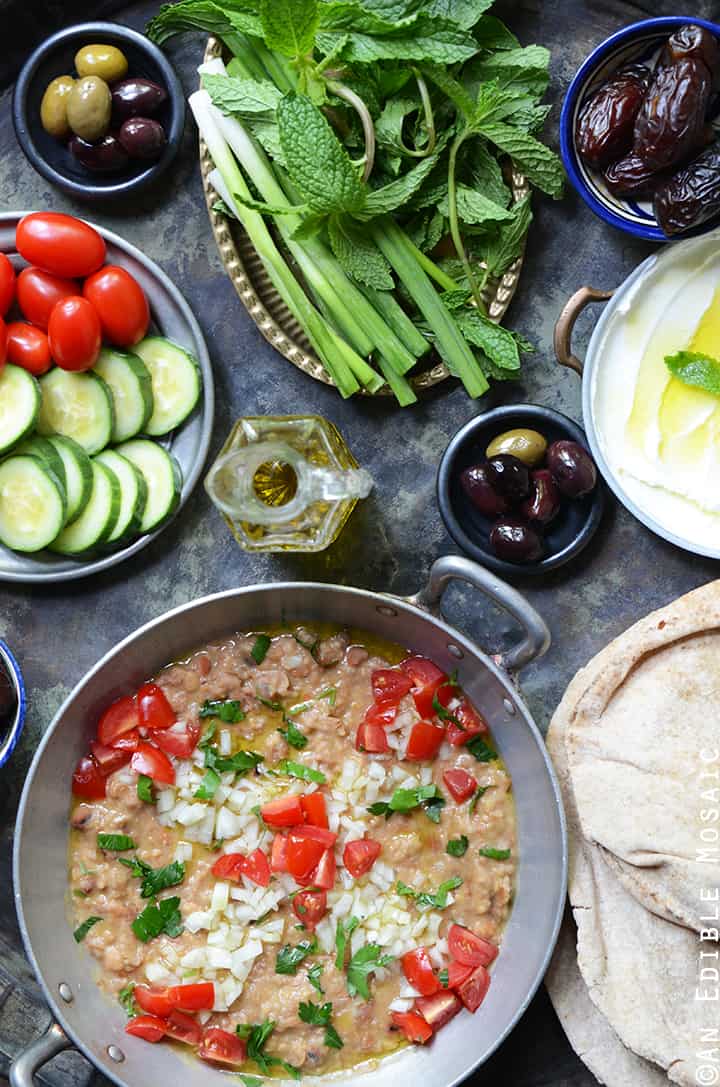 Foul Mudammas Spread with Fresh Vegetables