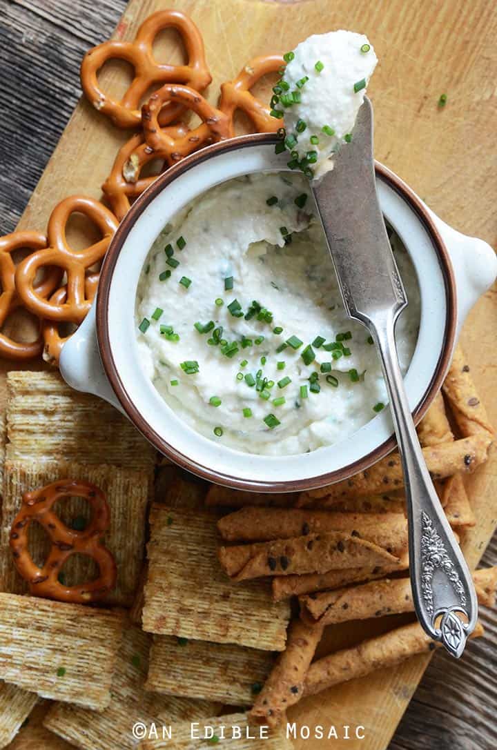 healthy-roasted-garlic-and-chive-cottage-cheese-crema