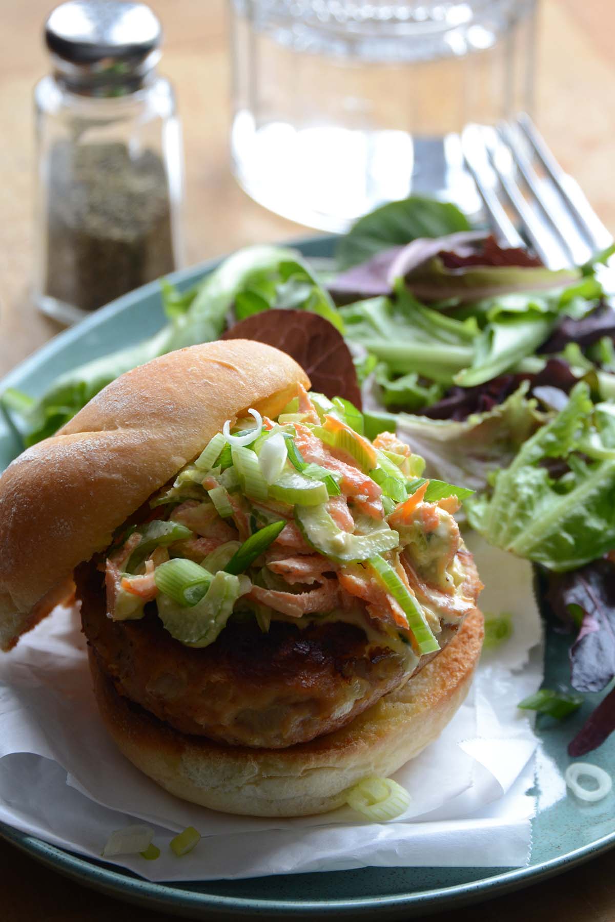 burger platter made with ground chicken