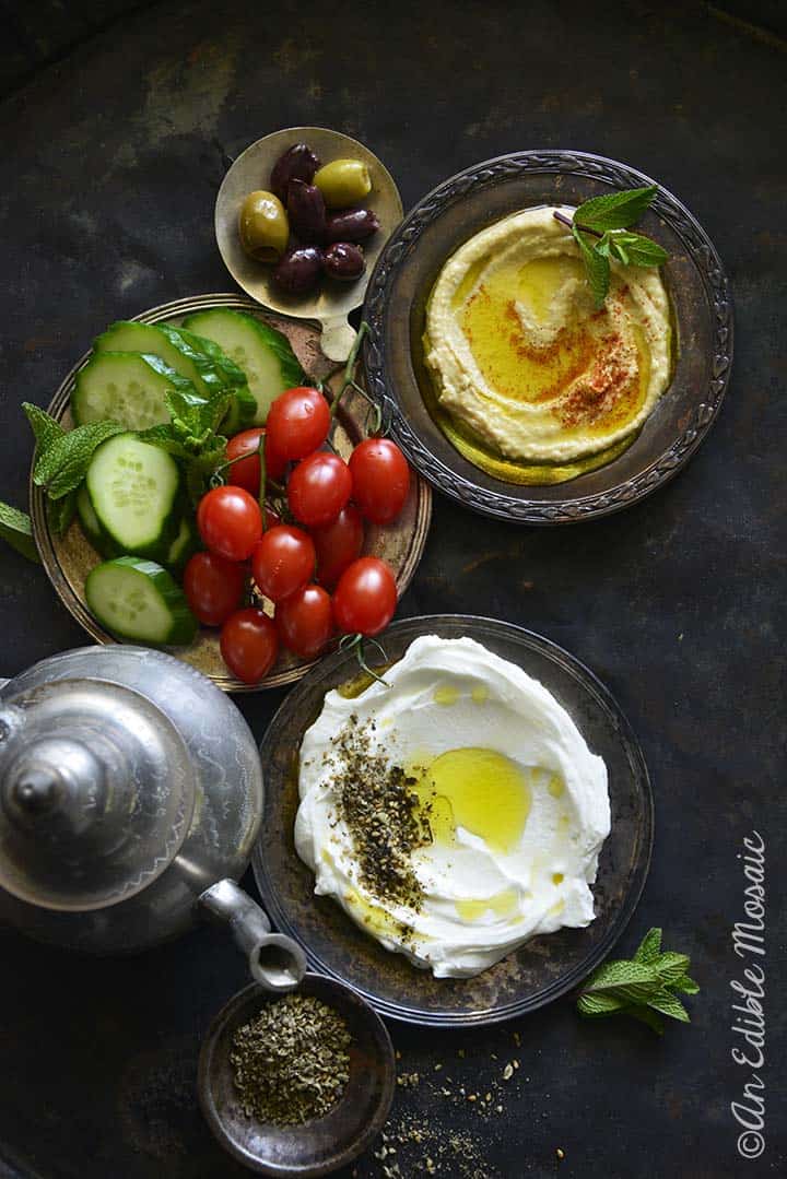 arabisk morgenmad spredt på mørk metalbakke