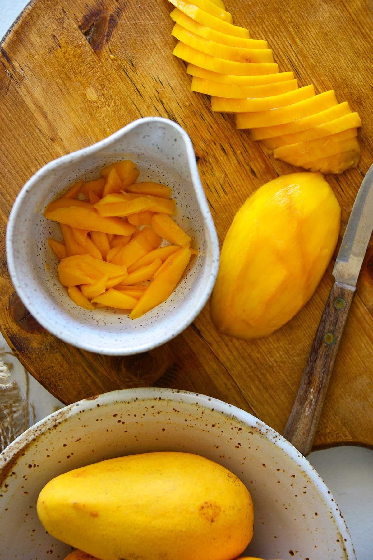 slicing mango