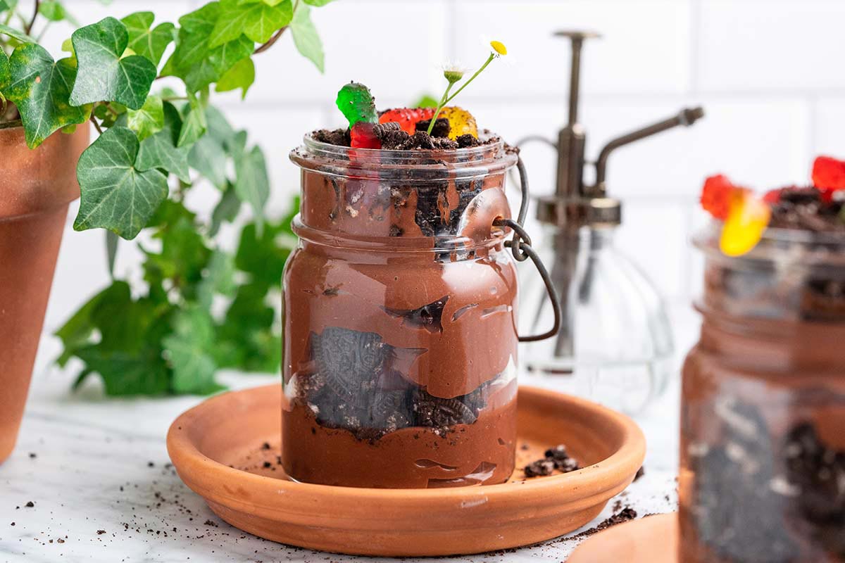 chocolate dirt pudding with gummy worms for halloween dessert idea