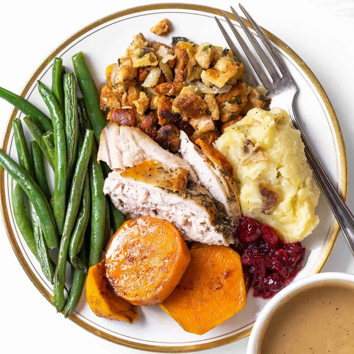 full thanksgiving dinner featured image for homepage