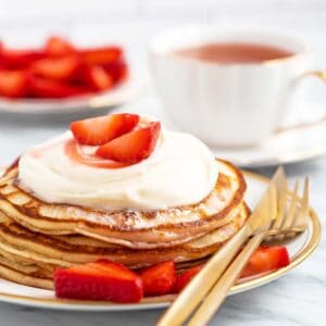strawberry cheesecake pancakes recipe featured image