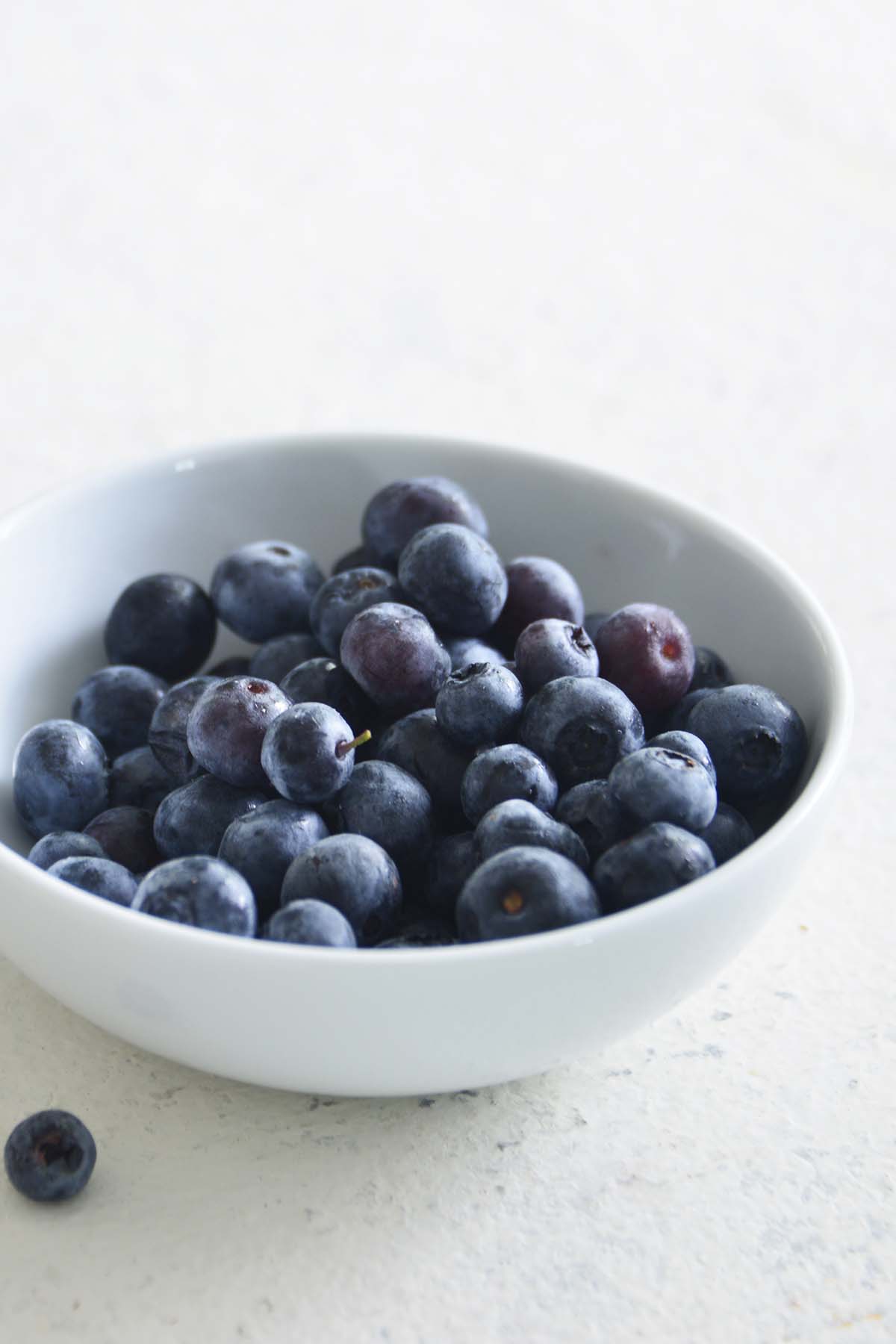 fresh blueberries in white bowl