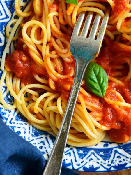 marinara sauce on spaghetti pasta