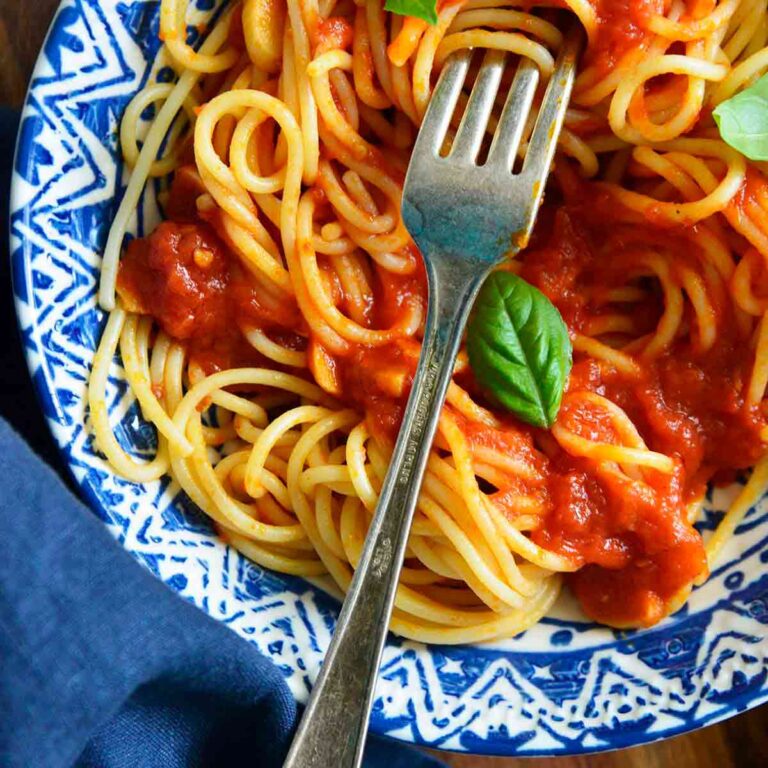 marinara sauce on spaghetti pasta