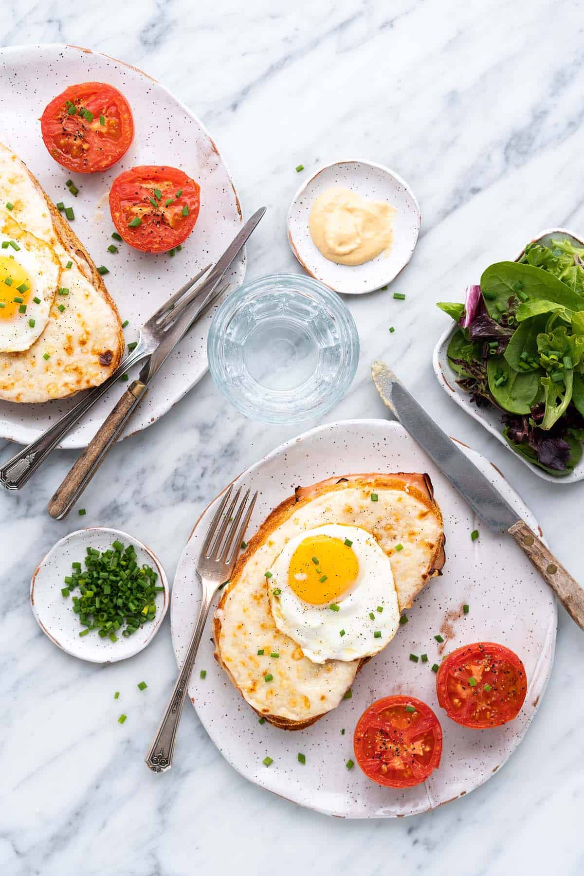 recette croque madame served with salad greens