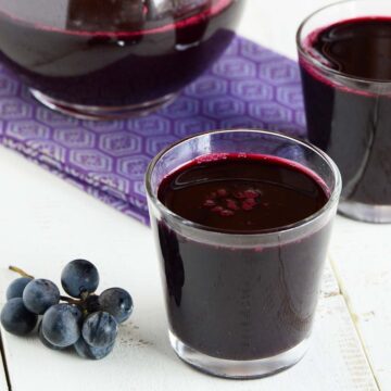 homemade grape juice with concord grapes featured image