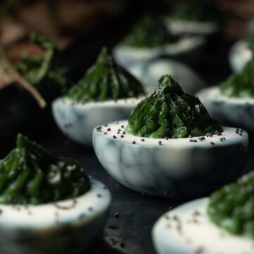 halloween deviled eggs featured image