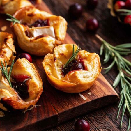 easy cranberry brie puff pastry bites featured image
