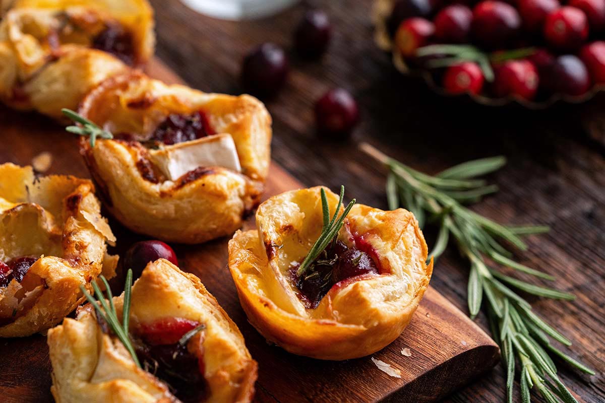 wooden platter with easy holiday puff pastry bites appetizer