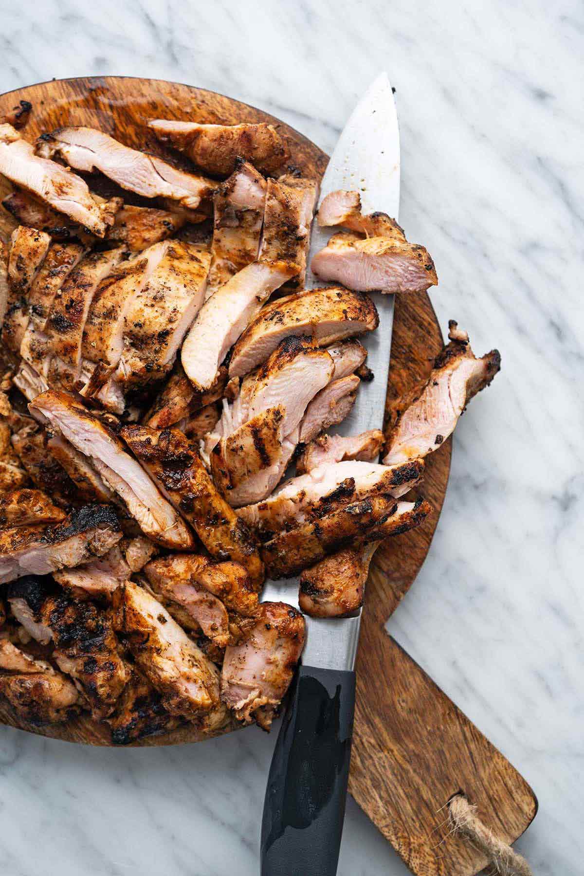 slicing grilled chipotle chicken
