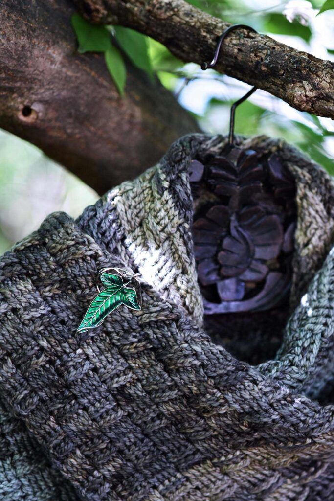 elf cloak with leaves of lorien pin