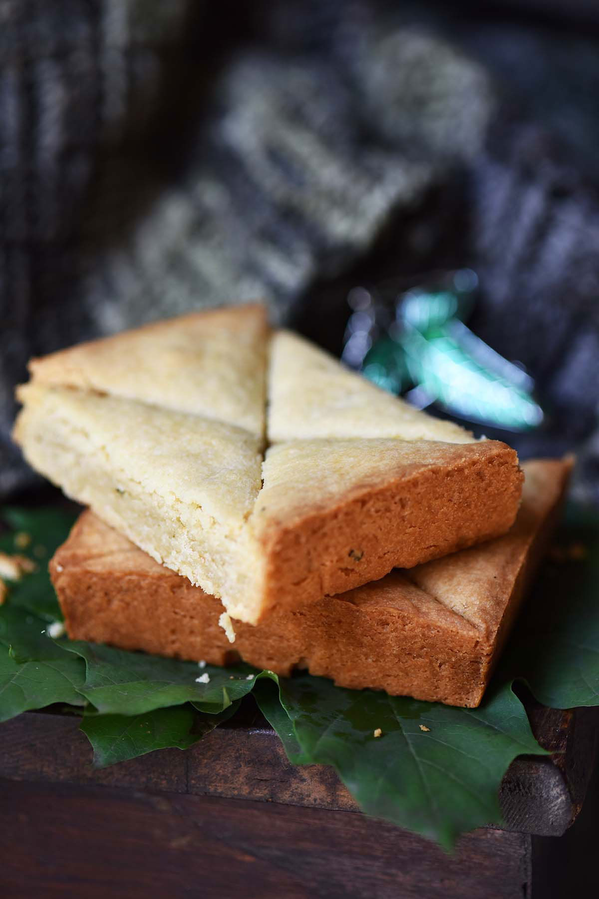 elven bread on mallory leaves aka oak leaves with leaves of lorien brooch and cloak in background