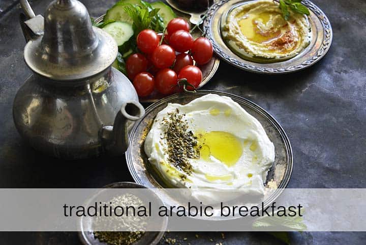 Traditionelles arabisches Frühstück mit Beschreibung