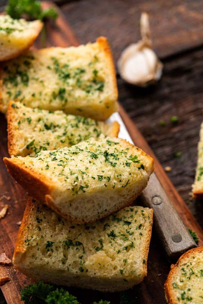 How to Make Garlic Bread That Goes Well With Everything